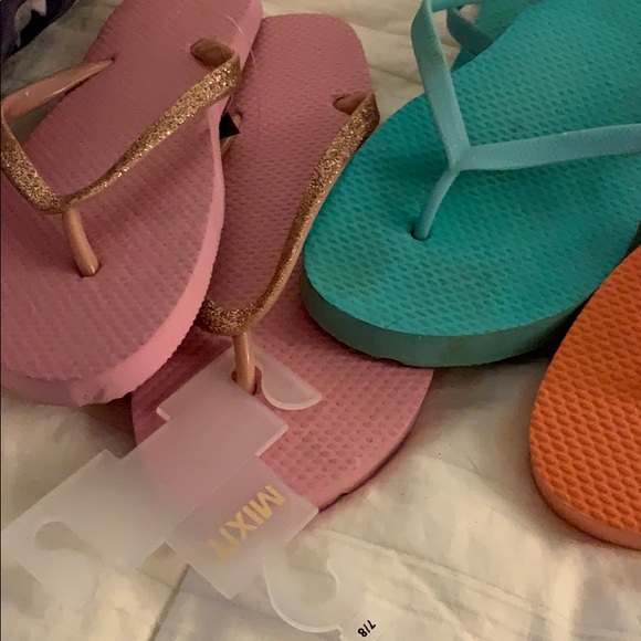 Flip Flops - Set of 5. They are a size 6/7-7/8 - Picture 2 of 5